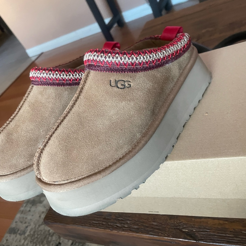 UGG WOMEN TAZZ SUADE SLIPPERS in CHESTNUT SIZE 6